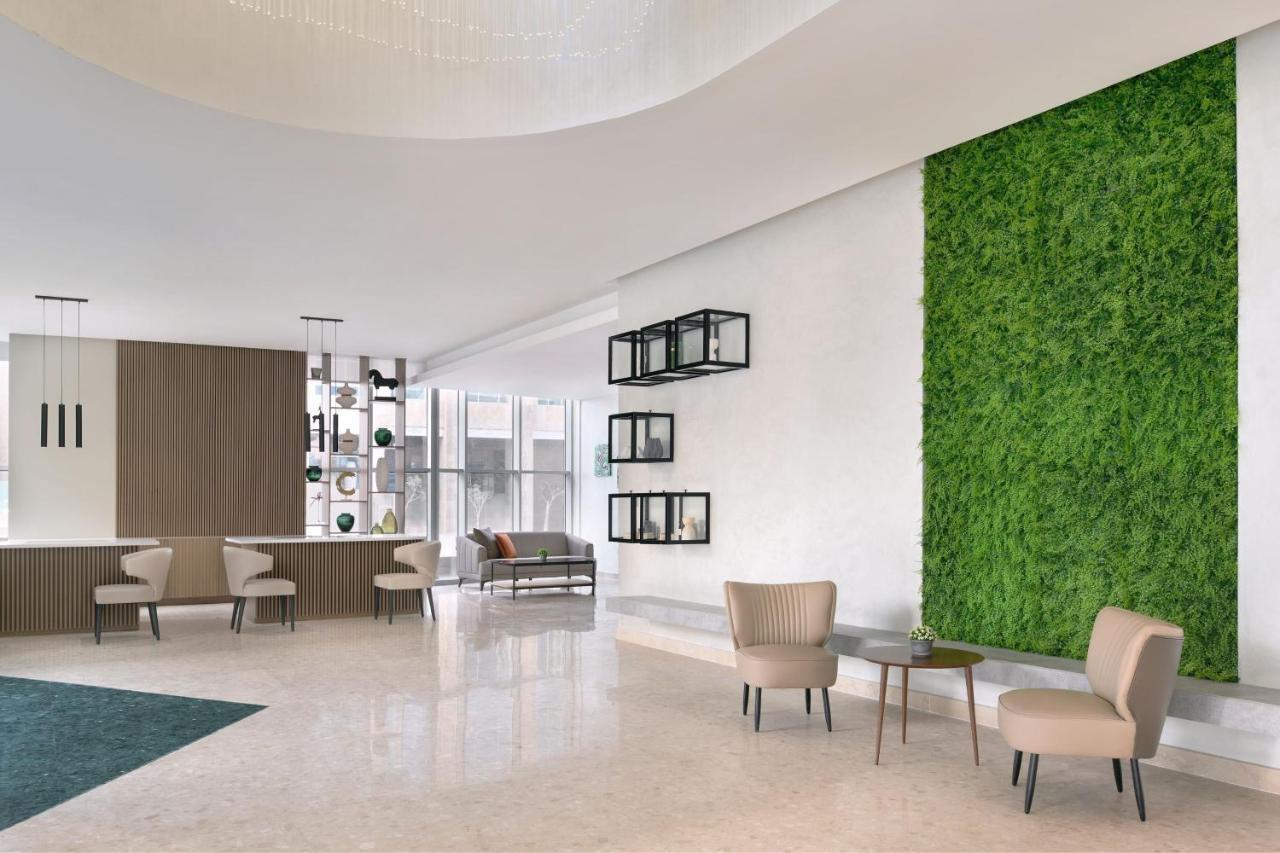 Element By Westin West Bay Doha酒店 外观 照片 A green wall in a hotel lobby
