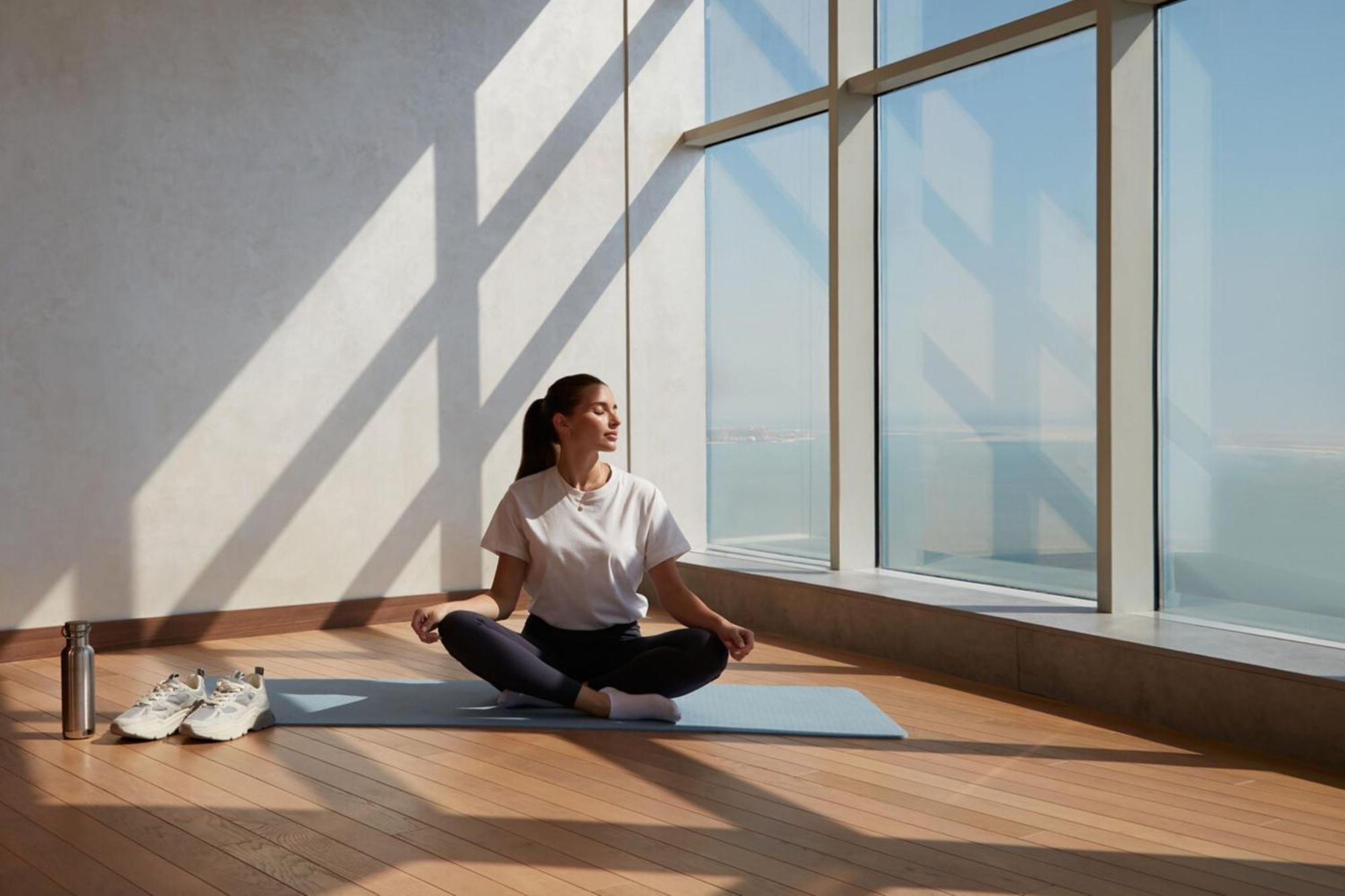 Element By Westin West Bay Doha酒店 外观 照片 A woman meditating