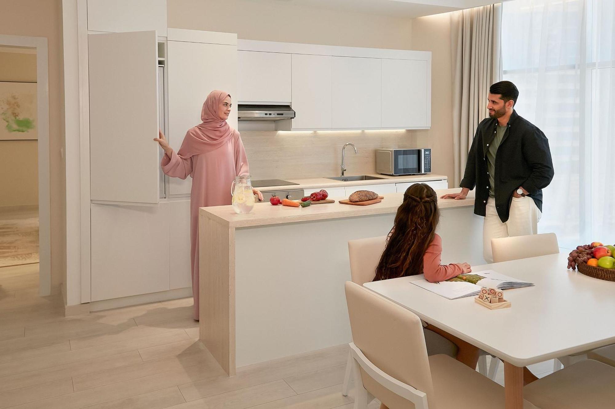 Element By Westin West Bay Doha酒店 外观 照片 A family in a kitchen